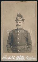cca 1900 Abonyi Lőrinc Karcagról bevonult Tüzér fotója Becske veszprémi fotós kartonját oldalt feliratozva vizitkártya