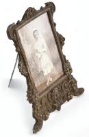 Kitámasztható, historizáló könnyűfém üvegezett képkeret, régi fotóval, látható méret: 13x9 cm