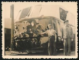 1941 Az Árpád sínautóbusz karambolja, feliratozott fotó hátoldalt a vezető nevével, 4x6 cm