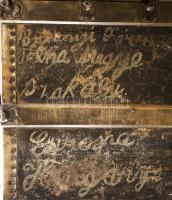 Régi, nagyméretű utazóláda, hajós láda, XX. sz. eleje. Fa, fém veretekkel, zárral, kulcs nélkül. Kor...