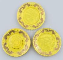3 db sárga üveg tányérka, kézzel festett, aranyozott díszítéssel. Anyagában színezett, kopásokkal, d: 14 cm