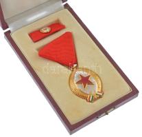 1985. "A Munka Érdemrend" arany fokozata, aranyozott és zománcozott bronz kitüntetés mells...