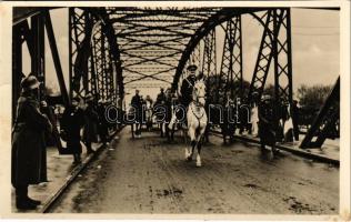 1938 Komárom, Komárno; bevonulás, Vitéz Nagybányai Horthy Miklós Magyarország kormányzója fehér lovon a hídon / entry of the Hungarian troops, Regent Horthy