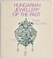 Héjj-Détári Angéla: Hungarian Jewellery of the Past. [Régi magyar ékszerek]. Ford.: Halápy Lili. Bp., 1976, Corvina. Angol nyelven. Kiadói egészvászon-kötés, kiadói papír védőborítóban, a borító és néhány lap kissé foltos.