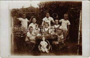 1917 Kolozsvár, Cluj; Budovszky és Visky gyerekek az udvaron játékokkal / children with toys. photo
