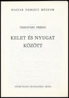 Temesváry Ferenc: Kelet és nyugat között. Vezető a Történeti kiállítás fegyveranyagához. Bp, é.n., N...