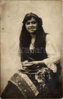 1918 Kártyavető jövendőmondó jós cigány lány cigivel a szájában / Gypsy fortune teller with cigarette in her mouth, folklore. photo (EK)