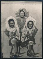 cca 1920 Humoros műtermi kép lányokról 6x8 cm