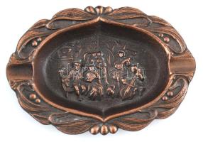 Szecessziós stílusú bronz hamutál, közepében plasztikus jelenettel díszített (mulató társaság), 15x10,5 cm