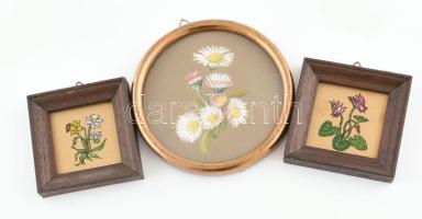 3 db virágos kézzel festett miniatűr kép, üvegezett keretben, hátoldalukon jelzettek, d: 11 cm és 7x7 cm
