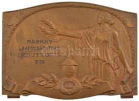 1932. Ráskay leánycsapatnak Kispesti Levente Egyesület 1932 bronz emlékplakett (84x61mm) T:1-,2 patina