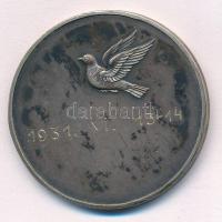 1931. "J. N. K. Szolnok Megyei Galamblövő Egyesület" kétoldalas, jelzetlen Ag díjérem, hát...