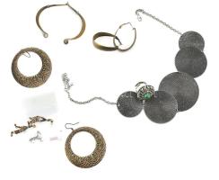 Réz és fém design ékszerek: kerek köves gyűrű, korongos nyaklánc, karperec, 3 pár fülbevaló