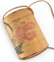 Inro Japán övre akasztható tároló eszköz. Faragott, lakkozott fa, kopott, rögzítése egy necukéval. F...