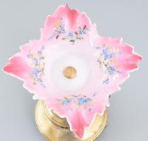 Jugendstil szarvasos kínáló, zománc festett üvegbetéttel. Kopásokkal, m: 20 cm