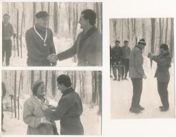 7 db MODERN fotólap: magyar síelők díjátadáskor 1951-ből, hátoldalon nevek és egyesületek / 7 MODERN photo cards (non PC) with Hungarian skiers, winter sport