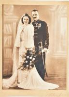 cca 1930 Katonatiszt esküvői fotója, rajta számos kitüntetéssel, fotó kartonon, 29x22 cm