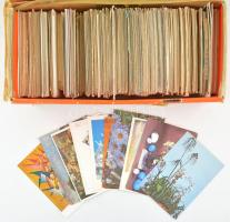 Kb. 900 db MODERN művész és egyéb motívum képeslap dobozban / Cca. 900 modern art and motive postcards in a box