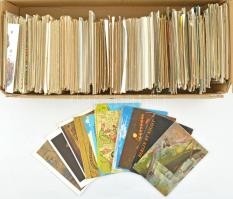 Kb. 1050 db MODERN művész és egyéb motívum képeslap dobozban / Cca. 1050 modern art and motive postcards in a box