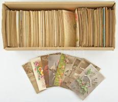 Kb. 900 db RÉGI művész és egyéb üdvözlő motívum képeslap dobozban / Cca. 900 pre-1950 art and greeting motive postcards in a box