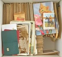 Kb. 700 db RÉGI művész és egyéb üdvözlő motívum képeslap dobozban / Cca. 700 pre-1950 art and greeting motive postcards in a box