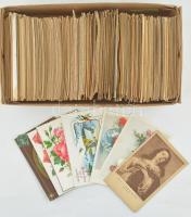 Kb. 600 db RÉGI művész és egyéb üdvözlő motívum képeslap dobozban / Cca. 600 pre-1950 art and greeting motive postcards in a box