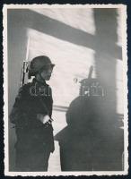 Szuronyos katona, fotó, 12×8 cm