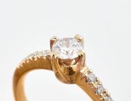 14k arany eljegyzési gyűrű brilliáns csiszolású gyémánttal 0,24ct; 0,1 (8db) TWVS1, 2,04 g m: 51,5. Új, Tanusítvánnyal