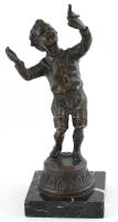 J .B. Deposee Garanti Paris jelzéssel: Galambot fogó kisfiú. Öntött, patinázott bronz, márvány talapzaton. m: 21 cm