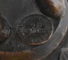 J .B. Deposee Garanti Paris jelzéssel: Galambot fogó kisfiú. Öntött, patinázott bronz, márvány talap...