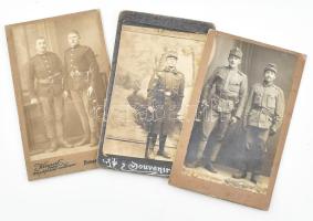 I. világháborús katonák műtermi fotói, 3 db keményhátú fotó, 10,5×6,5 cm
