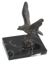 Jelzés nélkül: Turul. Öntött, patinázott bronz, márvány talapzaton, m: 14,5 cm
