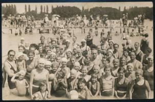 1933 Fürdőzők Balatonalmádiban, fotólap, 9×13 cm
