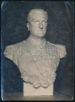 cca 1930 Horthy Miklós mellszobrának fotója, felületén törésnyomok, 16,5×12 cm