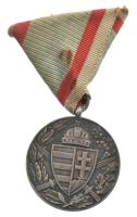 1929. "Magyar Háborús emlékérem kardokkal, sisakkal" ezüstözött, jelzett bronz kitüntetés ...