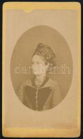 cca 1870 Fiatal hölgy portréja, vintage keményhátú fotó Kaunitzer Jakab szolnoki műterméből, hátoldalán a fényképész autográf laáírásával, kissé sérült, 10,5x6 cm