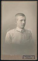 cca 1910-15 Fiatal katona vagy hadiiskolás portréja, vintage keményhátú fotó Axer Izrael kőszegi műterméből, 10,5x6,5 cm