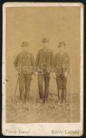 cca 1890 Három fiú, vintage keményhátú fotó Török József kőrösladányi műterméből, 10,5x6,5 cm