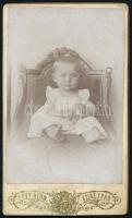 cca 1890 Kisbaba portréja, vintage keményhátú fotó Lövy Hermann (Szigetvár) műterméből, kissé foltos, 10,5x6,5 cm