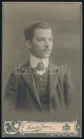 cca 1900 Fiatatl férfi portréja, vintage keményhátú fotó Gárdi Imre (Kecskemét, fióküzlet Kiskunfélegyháza) műterméből, 10,5x6,5 cm