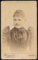 cca 1890-95 Fiatal hölgy portréja, vintage keményhátú fotó Berger győri műterméből, 10,5x6,5 cm
