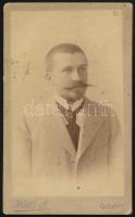 cca 1900 Fiatal férfi portréja, vintage keményhátú fotó Hollós József győri műterméből, 10,5x6,5 cm