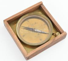 Iránytű XIX. sz. Carl Eduard Kraft, Bécs. Réz, fa, működik, 15x15 cm