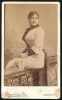 cca 1890 Fatsina Karolina portréja, vintage keményhátú fotó Stromeyer budapestii műterméből, alja kissé foltos, 10,5x6,5 cm