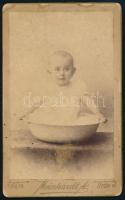 cca 1890 Kisbaba lavórban, vintage keményhátú fotó Meinhardt Ágoston (Győr/Pápa) műterméből, kissé foltos, 10,5x6,5 cm