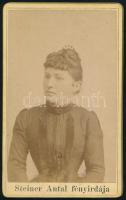 cca 1890 Fiatal hölgy portréja, vintage keményhátú fotó, Steiner Antal (Székesfehérvár) fényirdája, 10,5x6,5 cm