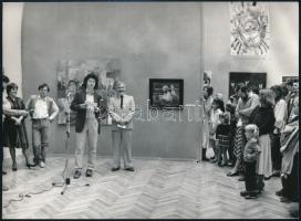 1986 Székesfehérvár, Esterházy Péter megnyitja az Idézőjelben c. kortárs képzőművészeti kiállítást a Csík Képtárban, hátoldalán feliratozott fotó, 18x13 cm