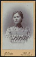 cca 1900 Fiatal hölgy portréja, vintage keményhátú fotó Kalmár Izsó (Szeged) műterméből, 11x7 cm