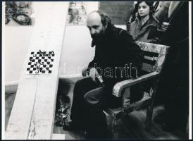 cca 1980-1990 Swierkiewicz Róbert kiállításának megnyitóján egy performansz keretében Kirsten Dehlholm-mal sakkozik, fotó, 18x13 cm