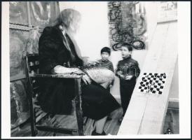 cca 1980-1990 Kirsten Dehlholm Swierkiewicz Róberttel sakkozik kiállításmegnyitó performansz keretében, fotó, 18x13 cm